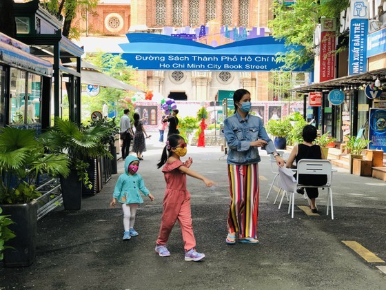 HCMC Book Street reopens after social distancing  ảnh 5