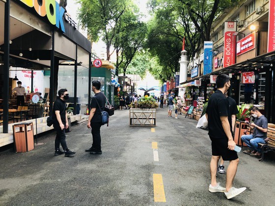 HCMC Book Street reopens after social distancing  ảnh 4