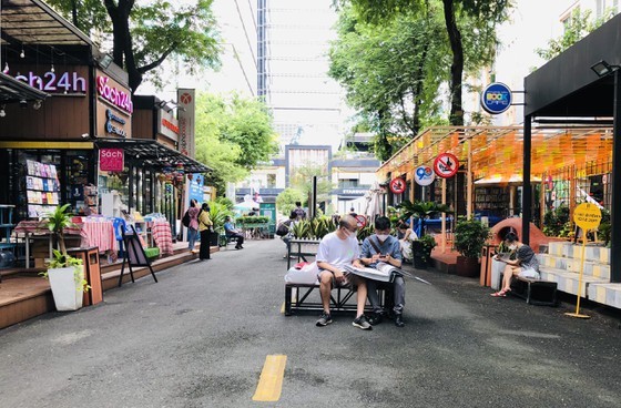 HCMC Book Street reopens after social distancing  ảnh 3