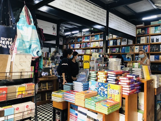 HCMC Book Street reopens after social distancing  ảnh 2