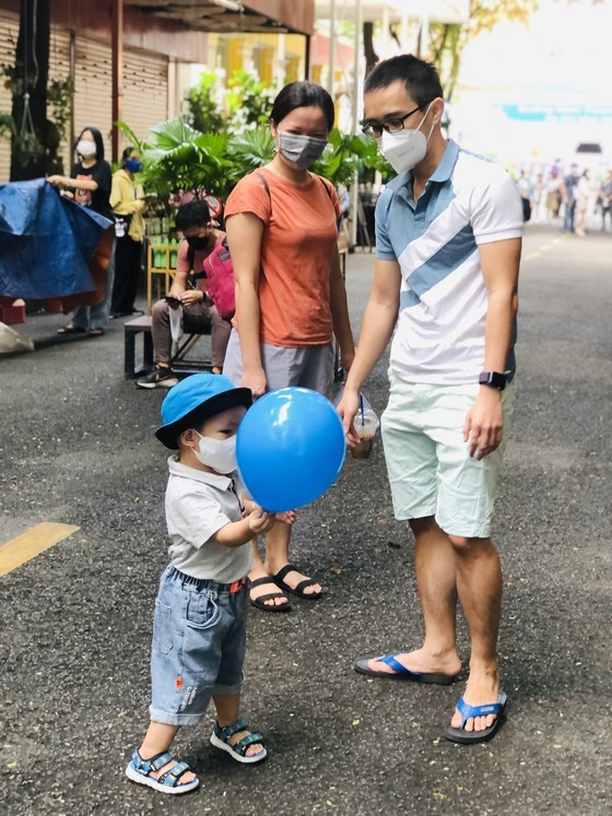 HCMC Book Street reopens after social distancing  ảnh 11