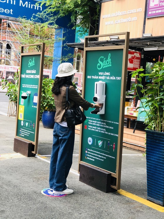 HCMC Book Street reopens after social distancing  ảnh 8