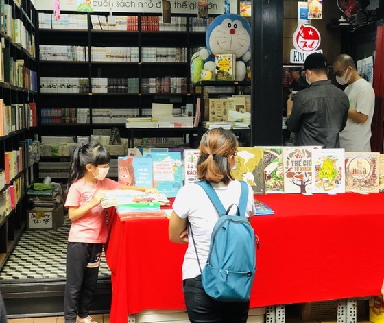 HCMC Book Street reopens after social distancing  ảnh 10