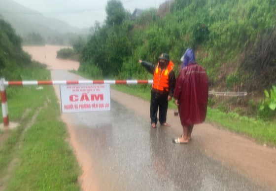 Flood-triggered landslide kills three people, leaves five missing ảnh 10