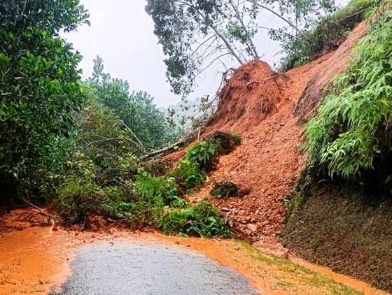 Flood-triggered landslide kills three people, leaves five missing ảnh 13