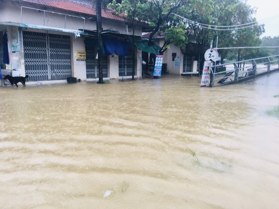  Central localities promptly evacuate people from flood-prone areas  ảnh 6