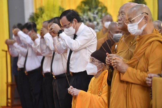 City leaders attend respect-paying ceremony for Most Venerable Thich Pho Tue ảnh 2