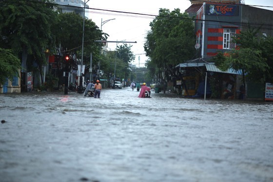  Central localities promptly evacuate people from flood-prone areas  ảnh 4