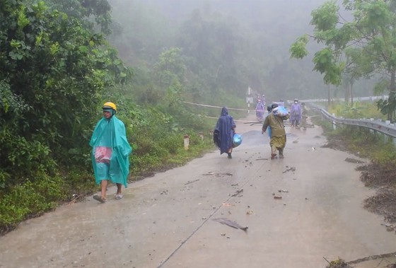Intense rainfall pours down provinces from Thua Thien-Hue to Khanh Hoa  ảnh 1