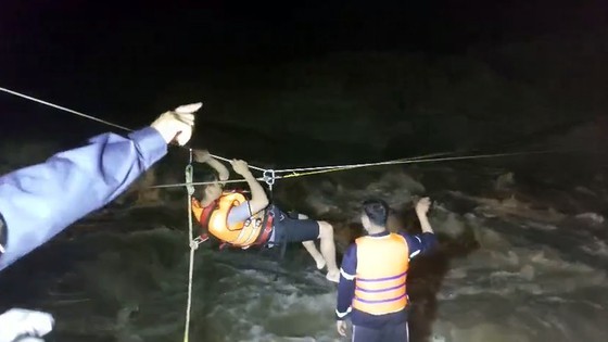 Three men trapped in foot of hydroelectric dam rescued  ảnh 1