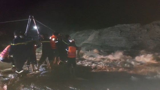 Three men trapped in foot of hydroelectric dam rescued  ảnh 2
