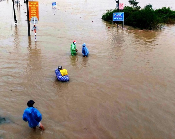 Thousands of houses in Central region damaged by flooding, erosions ảnh 1