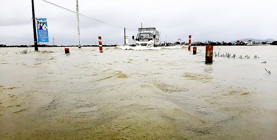 Thousands of houses in Central region damaged by flooding, erosions ảnh 7