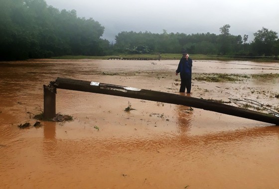 Thousands of houses in Central region damaged by flooding, erosions ảnh 3