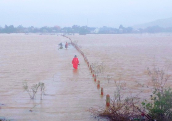 Thousands of houses in Central region damaged by flooding, erosions ảnh 5
