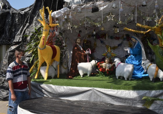 HCMC people enjoy safe Christmas Eve  ảnh 4