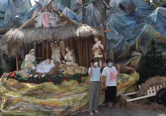 HCMC people enjoy safe Christmas Eve  ảnh 5