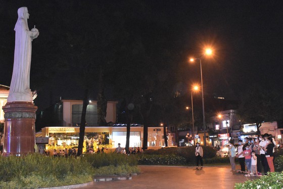 HCMC people enjoy safe Christmas Eve  ảnh 6