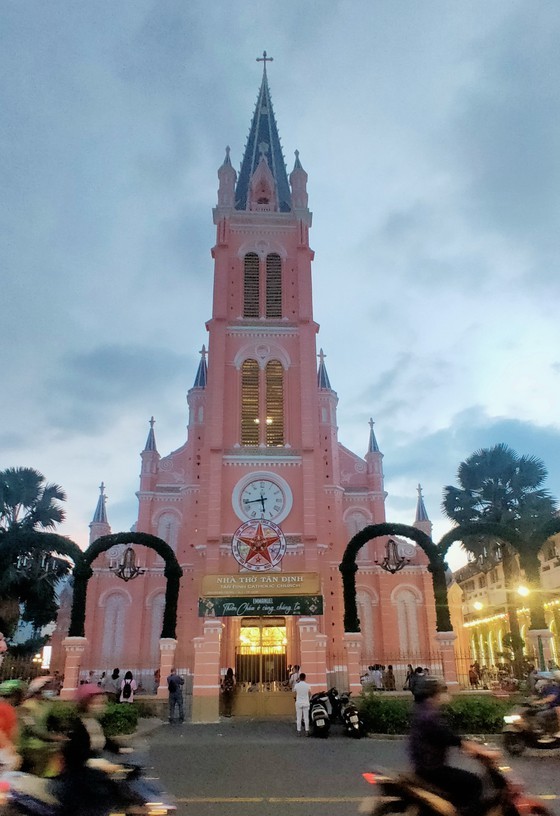 HCMC people enjoy safe Christmas Eve  ảnh 3