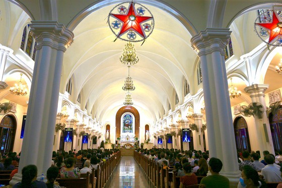 HCMC people enjoy safe Christmas Eve  ảnh 2