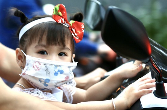 HCMC people enjoy safe Christmas Eve  ảnh 13