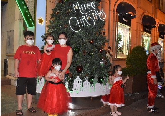HCMC people enjoy safe Christmas Eve  ảnh 10
