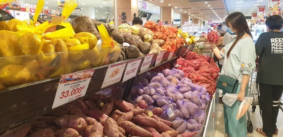 Supermarkets welcome more customers but low consumption ảnh 4
