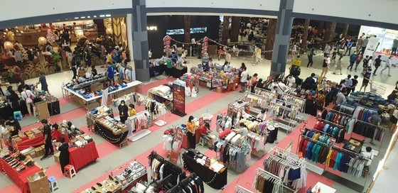 Supermarkets welcome more customers but low consumption ảnh 2