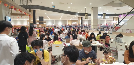 Supermarkets welcome more customers but low consumption ảnh 3