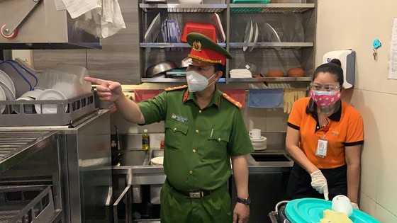 PC07 checks fire prevention, fighting and rescue works in Tan Son Nhat airport ảnh 2