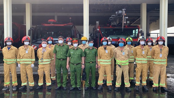 PC07 checks fire prevention, fighting and rescue works in Tan Son Nhat airport ảnh 1