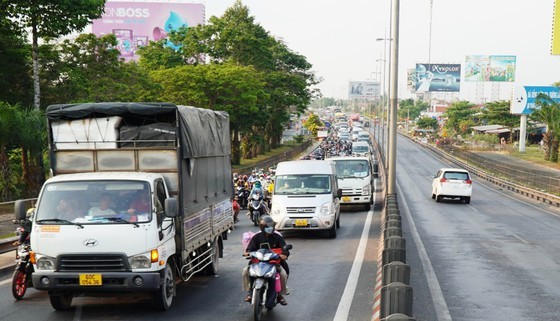 Traffic congestion occurs at ending point of Trung Luong – My Thuan expressway ảnh 1
