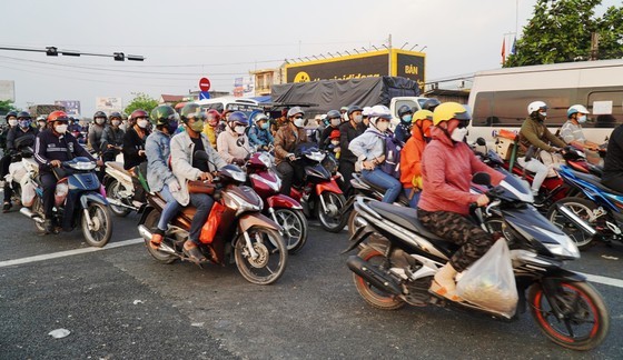 Traffic congestion occurs at ending point of Trung Luong – My Thuan expressway ảnh 2