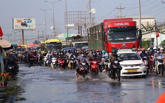 Traffic congestion occurs on national highway as people return to HCMC after Tet ảnh 3