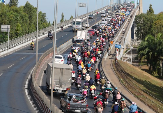 Traffic congestion occurs on national highway as people return to HCMC after Tet ảnh 2