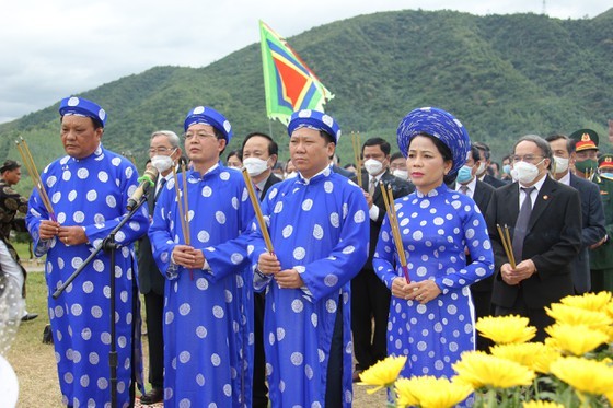 Dozens of thousands of people commemorate Ngoc Hoi- Dong Da victory  ảnh 2