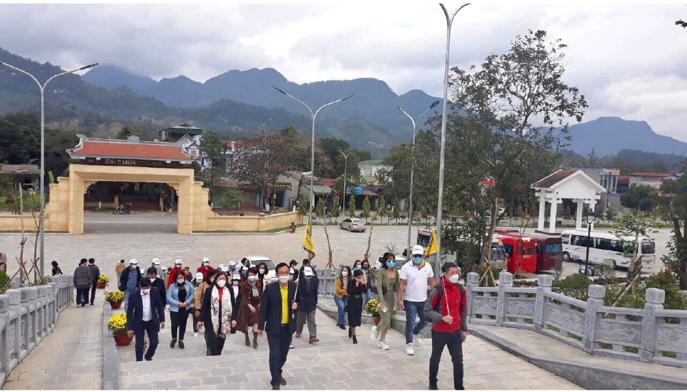 Rocky highland mountains of Ha Giang attract tourists ảnh 6