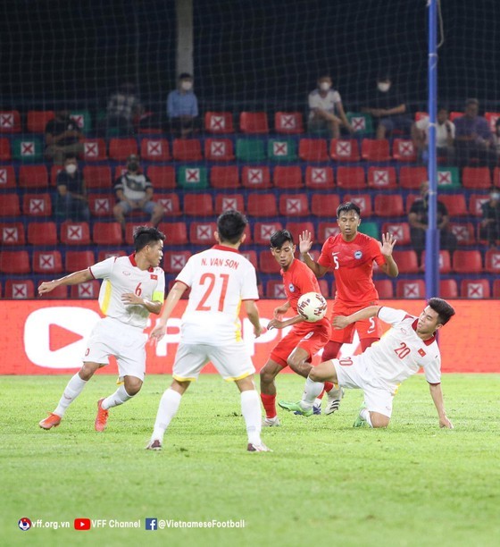 Vietnam team thrashes Singapore in opening match of 2022 AFF U23 Championship ảnh 2