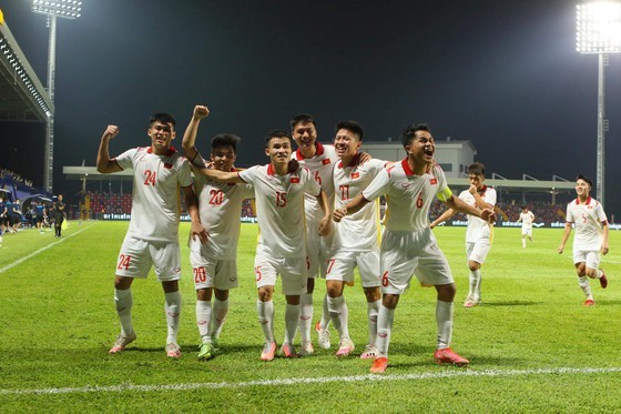 Vietnam team thrashes Singapore in opening match of 2022 AFF U23 Championship ảnh 1