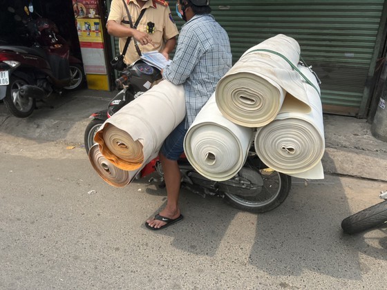 HCMC Traffic Police handle outdated, homemade motorbikes ảnh 2
