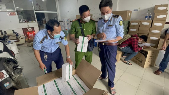 HCMC Police raze illegal trade ring of Covid-19 test kits, treatment drugs ảnh 4