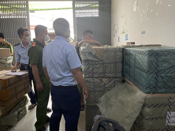 HCMC Police raze illegal trade ring of Covid-19 test kits, treatment drugs ảnh 2