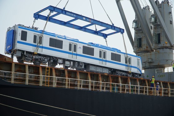 12th, 13th trains of Ben Thanh-Suoi Tien Metro Line dock at Khanh Hoi Port ảnh 4