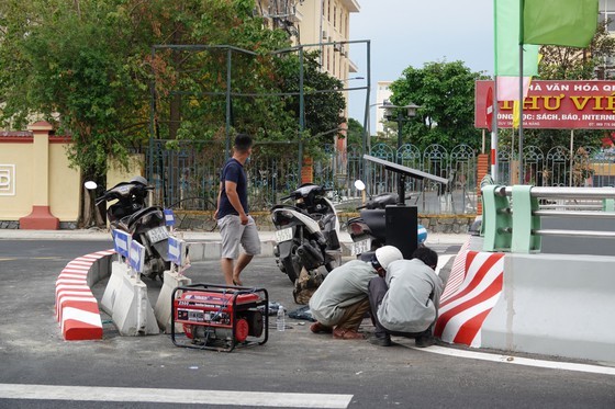 Young people flock to tunnel at Tran Thi Ly Bridge before official opening day ảnh 11