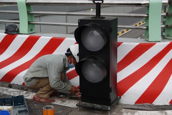 Young people flock to tunnel at Tran Thi Ly Bridge before official opening day ảnh 12