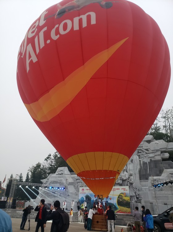 Over 20 hot air balloons cruise sky during Int’l Hot Air Balloon Festival ảnh 3