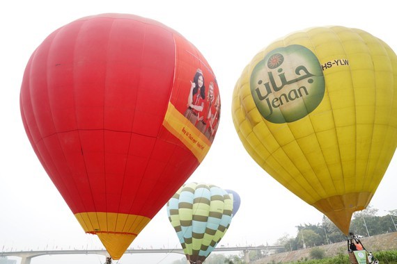 Over 20 hot air balloons cruise sky during Int’l Hot Air Balloon Festival ảnh 2