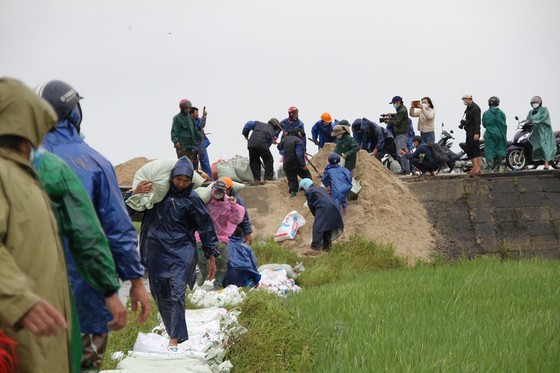 PM directs Central localities to overcome consequences of flood-triggered rains ảnh 12