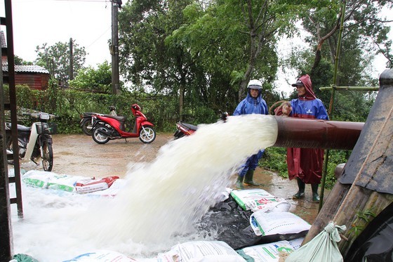 PM directs Central localities to overcome consequences of flood-triggered rains ảnh 8