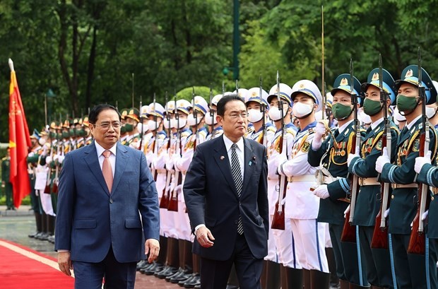 PM Pham Minh Chinh hosts welcoming ceremony for Japanese counterpart ảnh 1